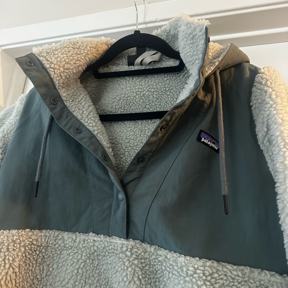 Patagonia Women's Green Hooded Jacket - Picture 5 of 9